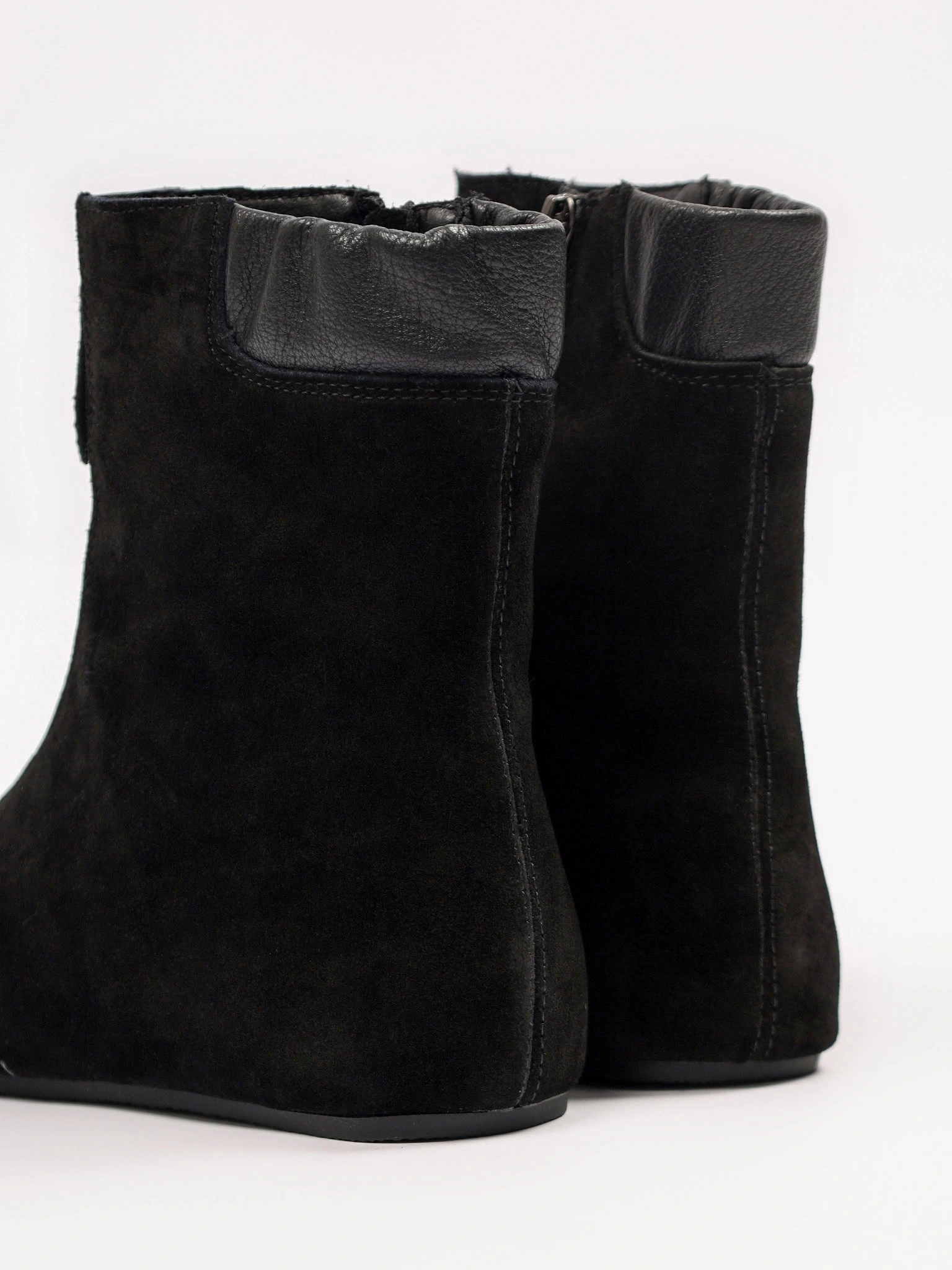 Ботинки черного цвета с декоративным замком спереди из натуральной замши